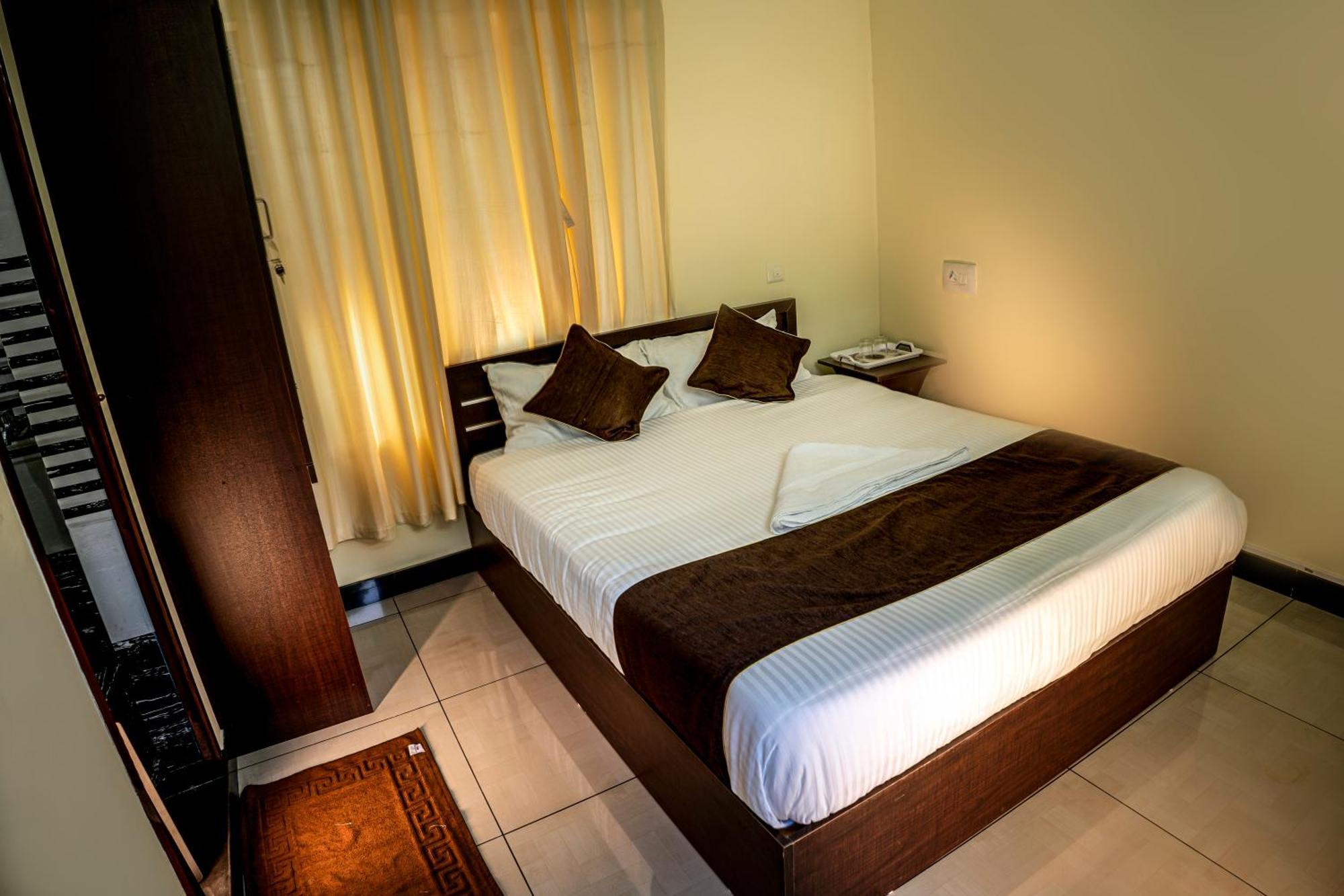 Akr Residency Hotel Kazhakuttam Buitenkant foto