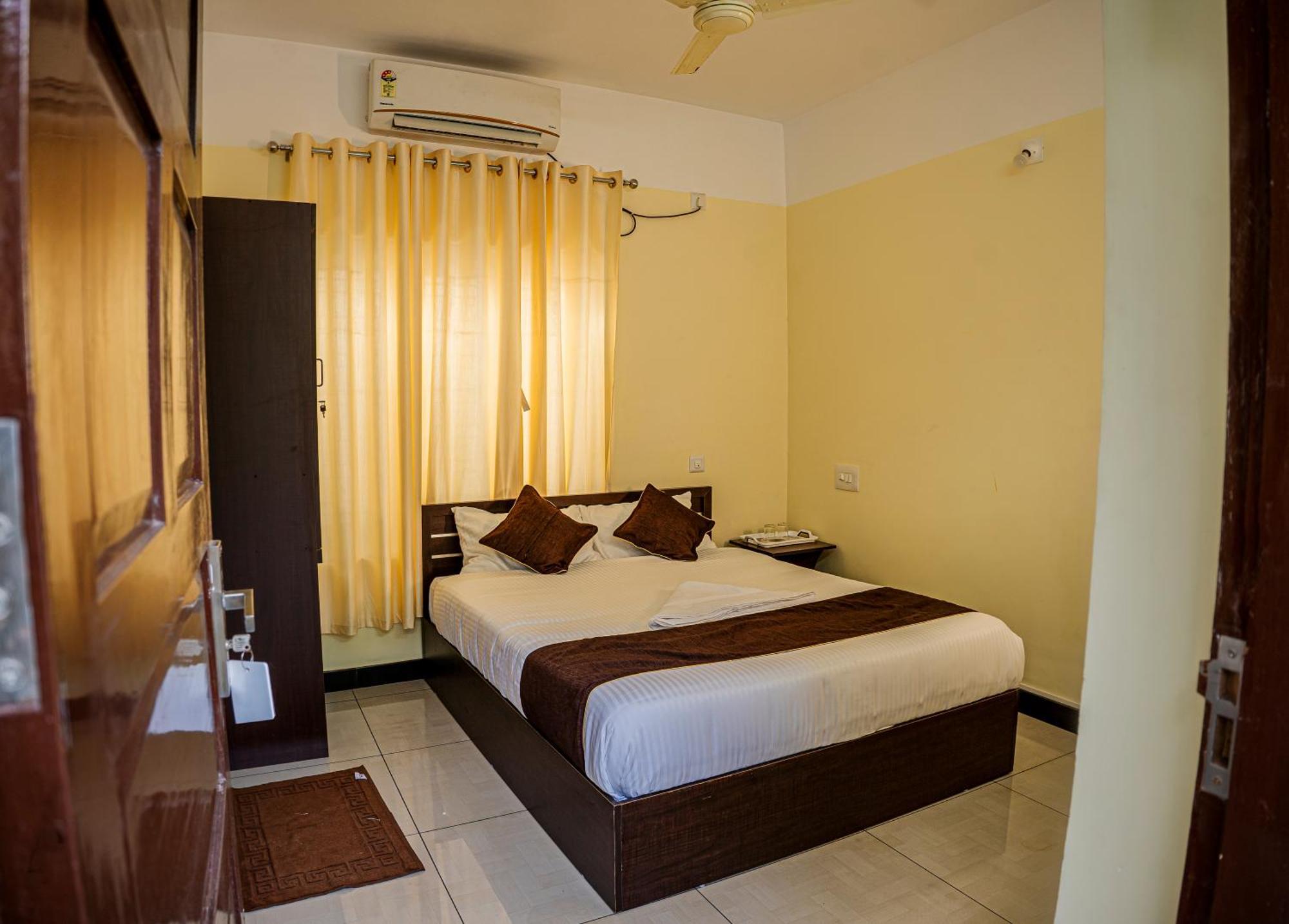 Akr Residency Hotel Kazhakuttam Buitenkant foto