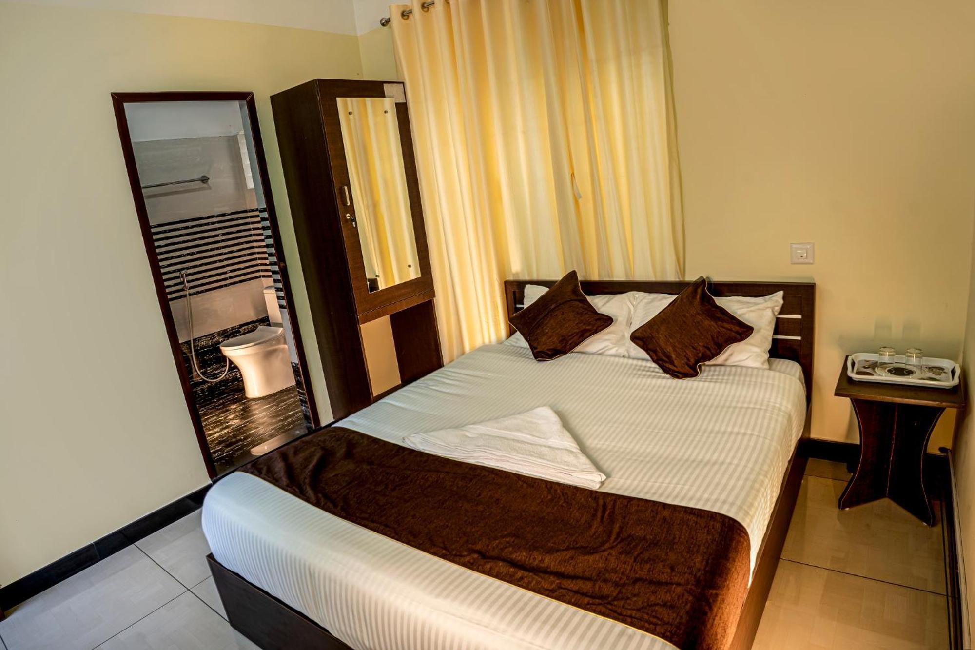 Akr Residency Hotel Kazhakuttam Buitenkant foto