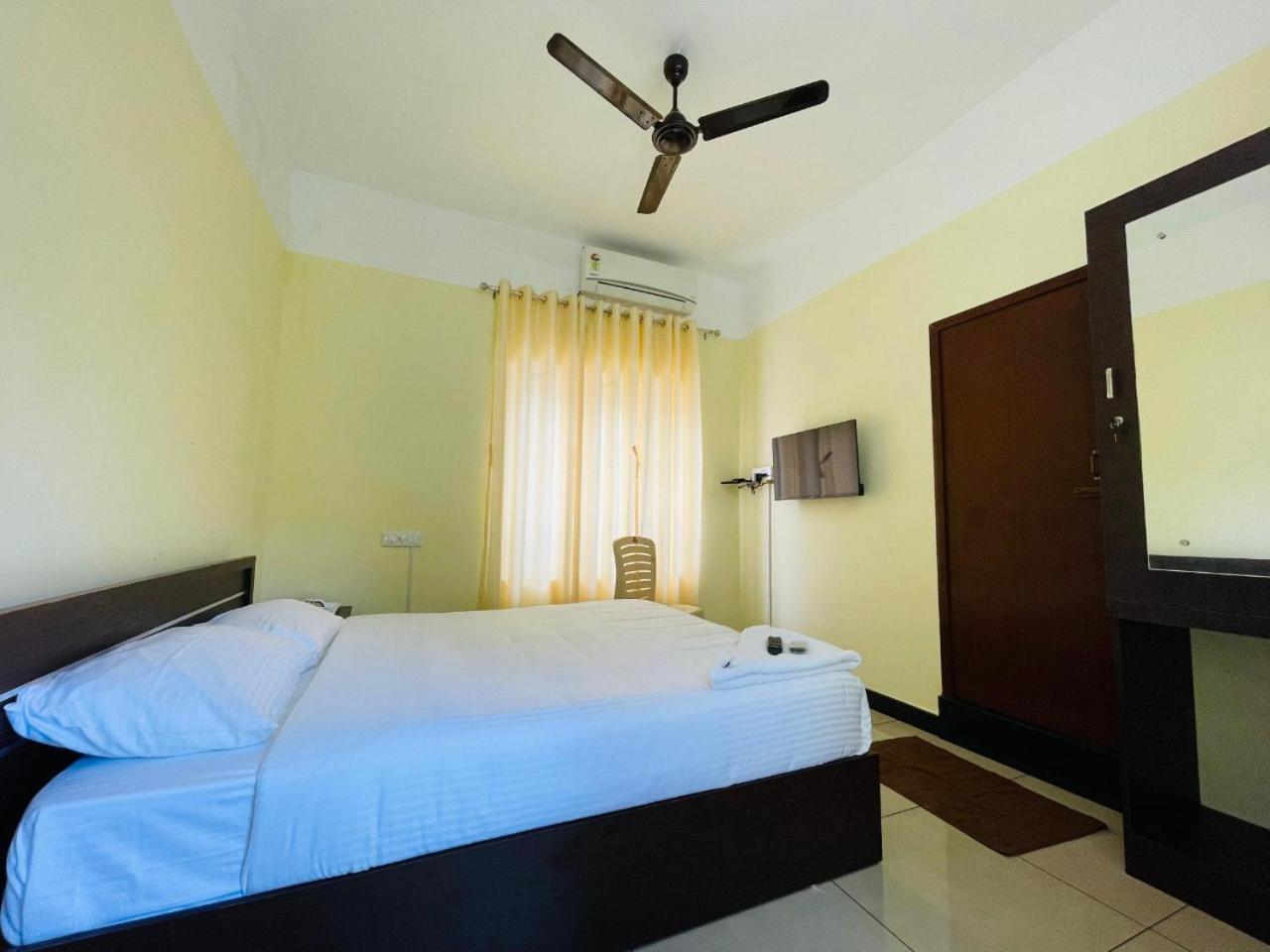 Akr Residency Hotel Kazhakuttam Buitenkant foto
