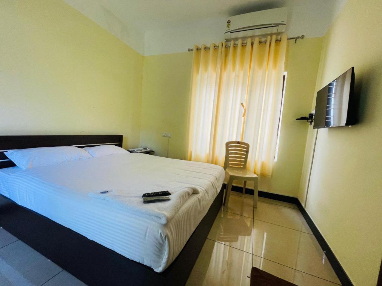 Akr Residency Hotel Kazhakuttam Buitenkant foto